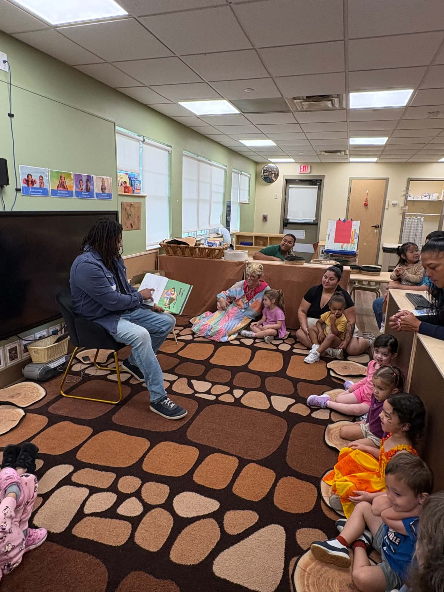 A classroom of children gathered to hear the story